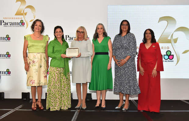 Angelita Mármol, Soraya Lara Caba, Rosa Hernández de Grullón, Yanira Lara Caba, Betania Cruz y Alina Matos Guerra.