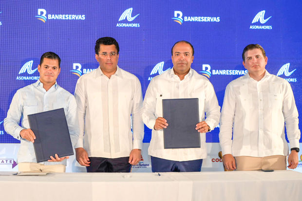 David Llibre, presidente de Asonahores; David Collado, ministro de Turismo; Samuel Pereyra, administrador general de Banreservas y Andrés Marranzini, vicepresidente ejecutivo de Asonahores, durante la firma del acuerdo.