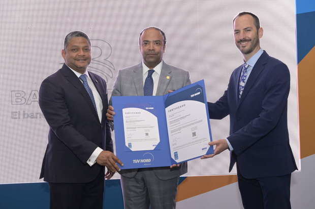 Administrador general de Banreservas, Samuel Pereyra, y el director general de Cumplimiento, Heiromy Castro, reciben la certificación ISO-37001.