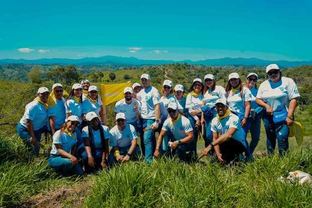 Parte de los 300 empleados voluntarios del banco que sembraron 8,000 árboles.