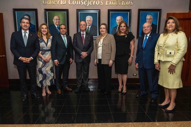 Desde la izquierda, los señores Christopher Paniagua, Carmen Pozo Perelló,
Manuel Pozo Perelló, Manuel A. Grullón, Noris Perelló Abreu, Dolores Pozo Perelló,
Manuel E. Jiménez F. y Noris Pozo Perelló.