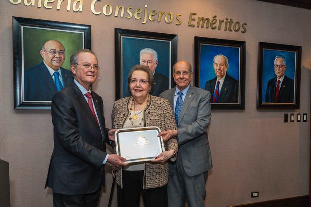 Desde la izquierda, los señores Manuel A. Grullón, Noris Perelló Abreu y
Marino D. Espinal.