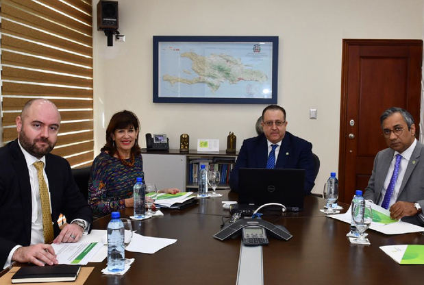 La embajadora de los Estados Unidos en el país, Robin S. Bernstein, junto a directivos de la DGII. 