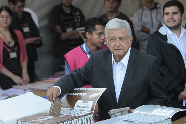 López Obrador al ejercer su voto
