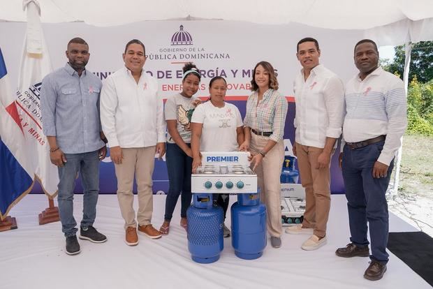 Energía y Minas entrega 100 kits de cocinas en Santa Elena, Barahona