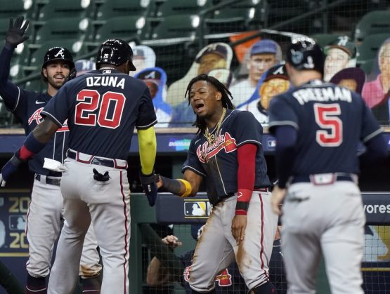 Austin Riley abrió la novena entrada con un jonrón de desempate que provocó una explosión de cuatro carreras, y los Bravos de Atlanta abrieron su primera Serie de Campeonato de la Liga Nacional desde 2001 con una victoria por 5-1 sobre los Dodgers de Los Ángeles en la noche del lunes.