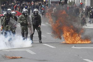 Violenta protesta en Atenas contra el Gobierno por el accidente de trenes con 57 muertos
 

 