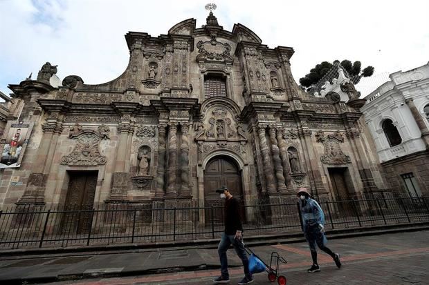 Fotografía de archivo fechada el 29 de marzo de 2020 que muestra la Iglesia de la Compañía de Jesús, en Quito (Ecuador). 