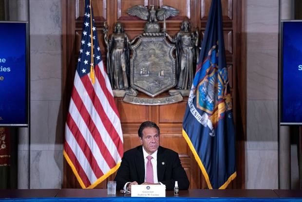 Fotografía cedida por la Gobernación de Nueva York donde aparece su gobernador Andrew Cuomo mientras habla este viernes durante su rueda de prensa diaria en Albany, Nueva York (EEUU). 