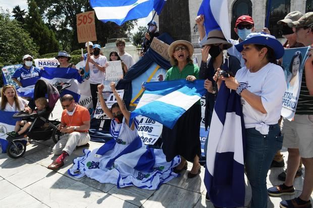 Activistas de la Coalición por la Libertad de Nicaragua realizan un plantón frente a la sede de la Organización de Estados Americanos (OEA), hoy, en Washington, Estados Unidos.