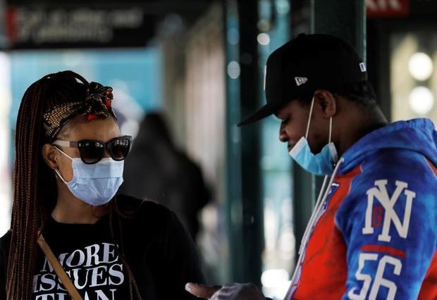 Personas usando mascarillas en el Bronx, New York, USA. 