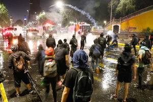 Hechos vandálicos salpican la masiva marcha de aniversario de las protestas de Chile