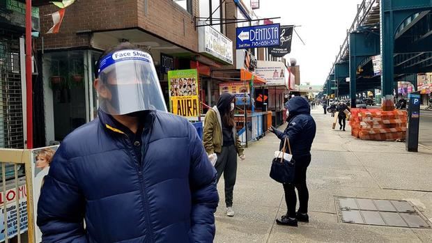 Varias personas con tapabocas caminan este viernes en un concurrido sector de Queens, Nueva York (EE.UU). La orden ejecutiva del gobernador de Nueva York, Andrew Cuomo, que obliga a taparse boca y nariz en el transporte y en los lugares públicos donde no se puede mantener la distancia social de seis pies (dos metros), entra en vigor este viernes a las ocho de la noche hora local. 