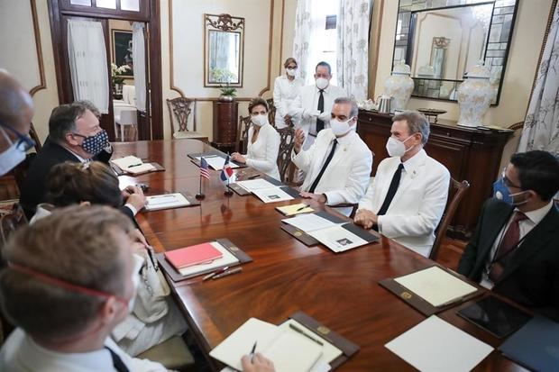 Fotografía cedida este domingo por la Embajada de EE.UU. en Rep. Dominicana en la que registró la reunión del secretario de Estado estadounidense, Mike Pompeo (i), con el presidente dominicano, Luis Abinader (3d), en Santo Domingo. 