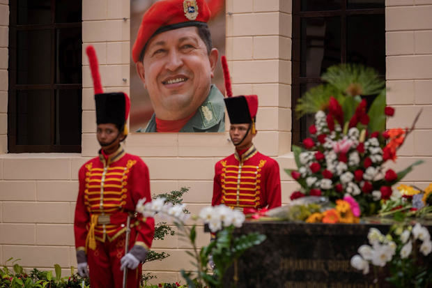 La guardia de honor junto a la tumba del expresidente de Venezuela Hugo Chávez hoy, en el cuartel de la montaña, en Caracas, Venezuela.