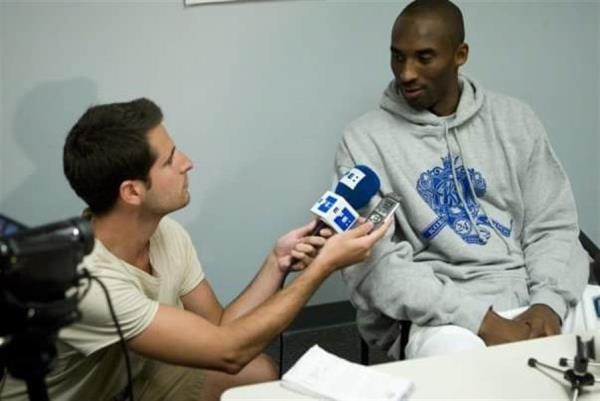 El periodista de la Agencia EFE Antonio Martín y Kobe Bryant. 