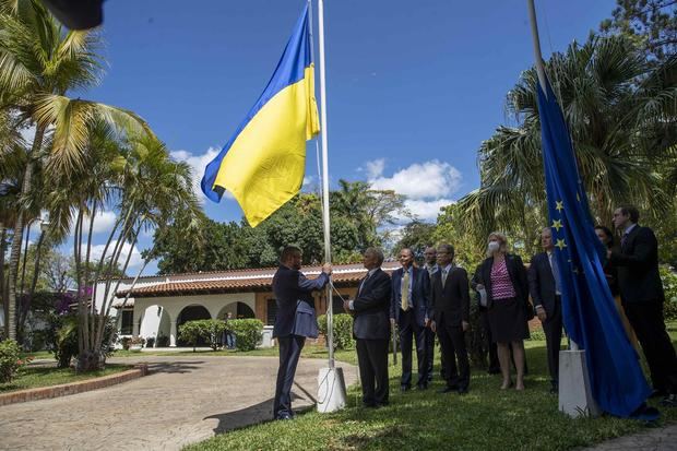 Embajadores europeos izan la bandera de Ucrania en Nicaragua, aliado de Rusia