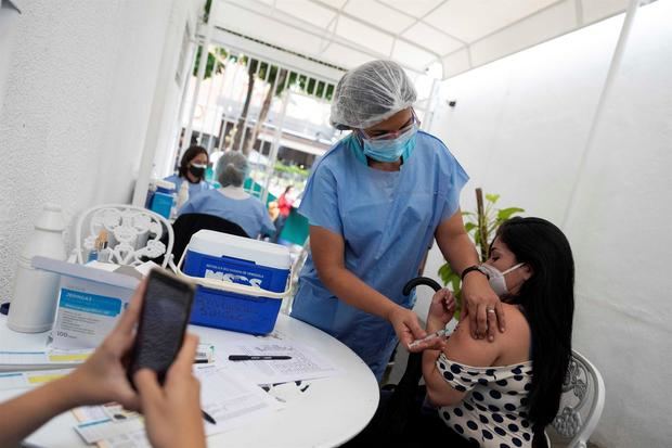 Registro de una enfermera al aplicar una dosis de la vacuna china Vero Cell contra la covid-19, en el Concejo Municipal de Baruta, en Caracas, Venezuela.