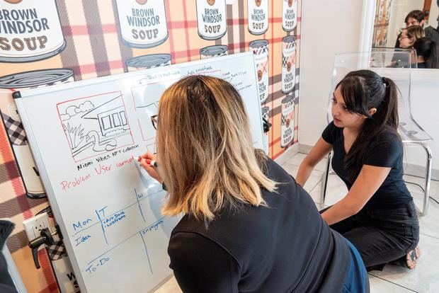 Dos miembros de la comunidad hack trabajan en sus proyectos durante la Miami Hack Week 2022 en Florida, EE.UU.