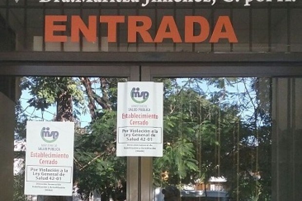 Clausura de centro médico. 