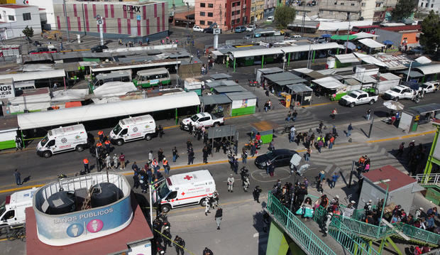 Vista aérea realizada con un drone que muestra los servicios de emergencia en el área, tras un choque por alcance de vagones en un túnel de la Línea 3 del metro hoy, en la Ciudad de México, México.