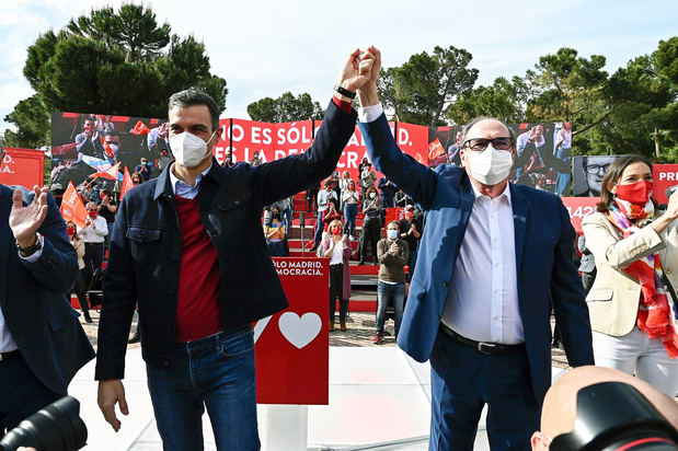 El candidato del PSOE a la presidencia de la Comunidad de Madrid Ángel Gabilondo (d), acompañado por el presidente del Gobierno Pedro Sánchez (i), durante el acto electoral que los socialistas celebran hoy domingo en el Auditorio Parque Forestal de Entrevías, en Madrid.