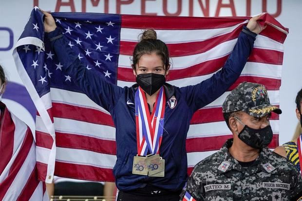 La estadounidense Jourdan de la Cruz fue registrada este martes, durante la premiación de la categoría de los 49 kg del Campeonato Panamericano de Mayores de levantamiento de pesas.