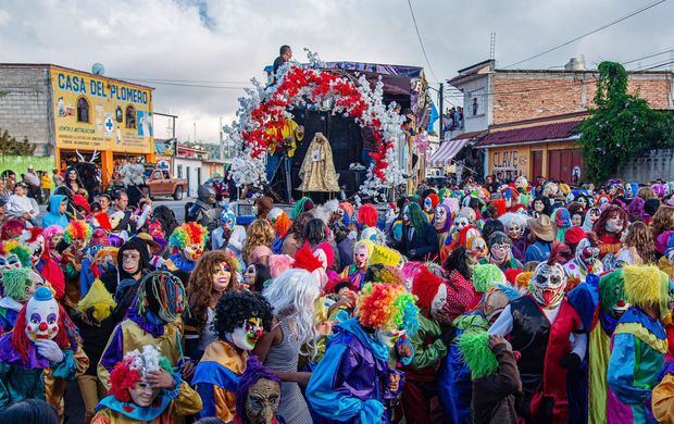 Decenas de personas fueron registradas este sábado, 24 de septiembre, durante un desfile de carnaval con hombres disfrazados denominados “Los Negros”, en la comunidad de Teopisca, Chiapas, México.
