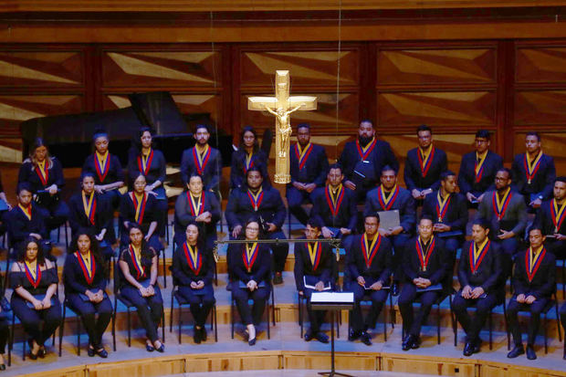 Miembros del Sistema de Orquestas de Venezuela participan en un homenaje al maestro a José Antonio Abreu, hoy, en Caracas (Venezuela).