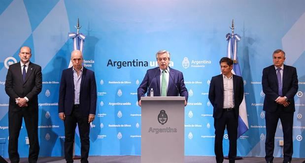 Fotografía cedida por la presidencia de Argentina del argentino, Alberto Fernández, durante un anuncio acompañado por los gobernadores provinciales de Jujuy, Gerardo Morales; Buenos Aires, Axel Kicillof; Santa Fe, Omar Perotti y el alcalde de la Ciudad de Buenos Aires, Horacio Rodríguez Larreta, este jueves en Buenos Aires (Argentina).