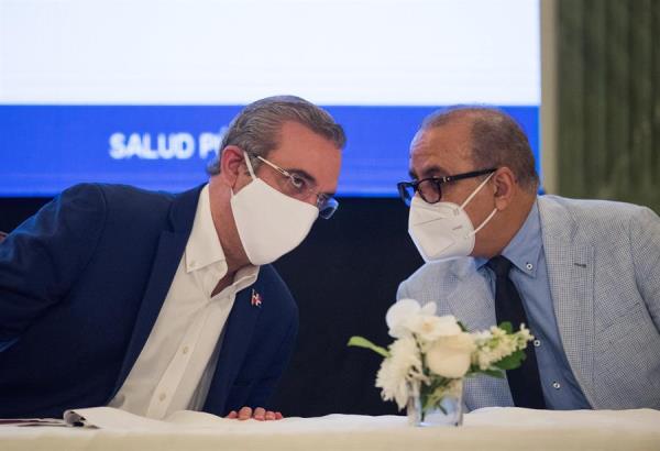 Fotografía de archivo del presidente de R.Dominicana, Luis Abinader, quien conversa con el ministro de Salud, Plutarco Arias (d). 