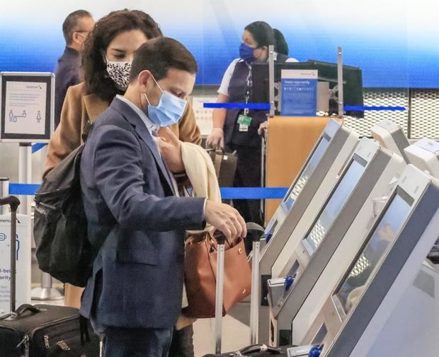 Los pasajeros se registran para sus vuelos en el Aeropuerto Internacional O'Hare en Chicago, Illinois.