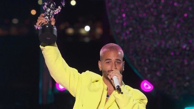 Fotografía cedida hoy por MTV que muestra al cantautor colombiano Maluma mientras habla tras recibir el premio MTV VMA al mejor videoclip en la categoría 'Latino', en Nueva York, EE.UU.