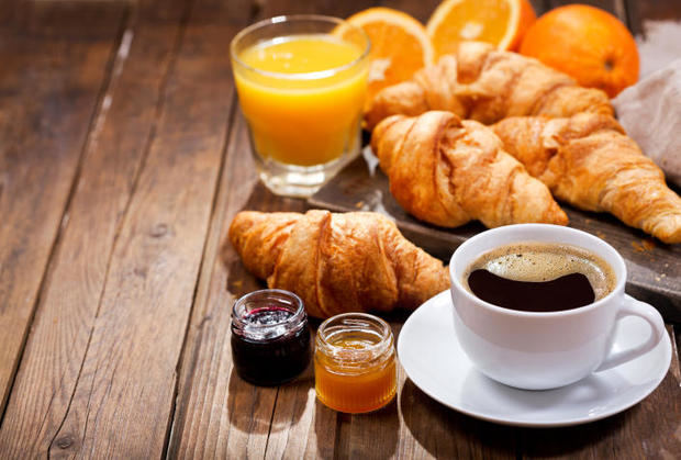 La bollería y los zumos no son lo más idóneo para tomar en el desayuno.