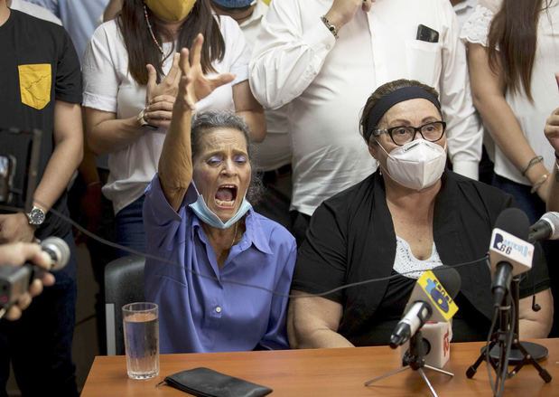 Lesbia Alfaro, madre del estudiante Lesther Aleman, junto a Heidi Francis Meza, madre del lider estudiantil Max Jerez, participan de una conferencia de prensa, hoy en Managua, Nicaragua.