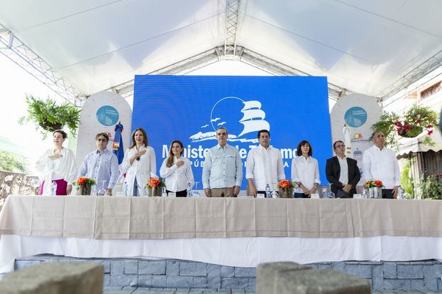 Presidente Abinader y ministro Collado dan primer picazo para iniciar rehabilitación en calles de Ciudad Colonial.