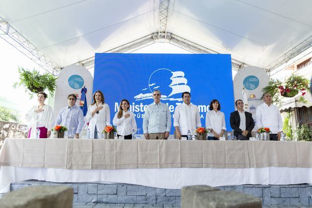 Presidente Abinader y ministro Collado dan primer picazo para iniciar rehabilitación en calles de Ciudad Colonial.