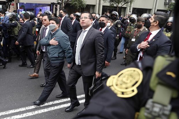 El presidente de Perú Pedro Castillo (c) a su salida de la Fiscalía de la Nación, hoy en Lima, Perú.