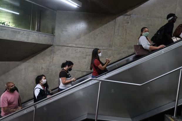 Un grupo de personas fue registrado este martes al subir por una escalera eléctricas, en una estación de transporte público, en Sao Paulo (Brasil).