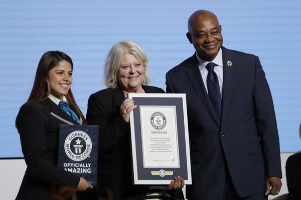 La ministra de Servicios Sociales de Suecia, Camilla Waltersson Grönvall (c), junto al ministro de Relaciones Exteriores de Colombia, Luis Gilberto Murillo (d) y la representante de los Guinness World Records, Natalia Ramírez (i), reciben una placa de certificación durante la clausura de la Primer Conferencia Ministerial Mundial para poner fin a la violencia contra la niñez, este viernes, en Bogotá (Colombia). 