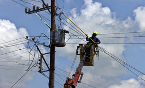 Foto de archivo de un trabajador realiza labores de reparación en un poste eléctrico en Pinar del Rio, a más de 150 km de La Habana (Cuba). 