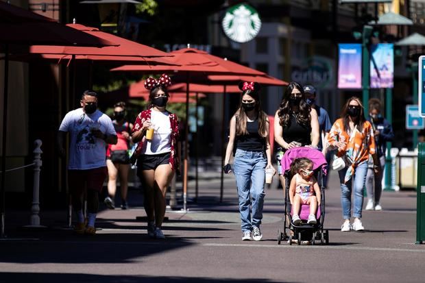 Disneyland Resort abrió este viernes sus puertas tras permanecer cerrado más de un año por la pandemia del coronavirus, que paralizó por completo la actividad de una de las principales atracciones turísticas de California.