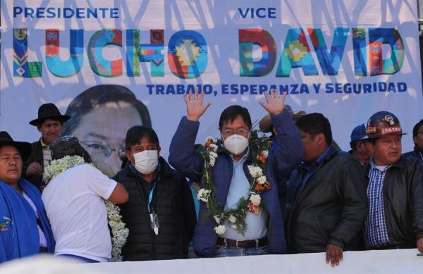 El presidente electo de Bolivia, Luis Arce, y la militancia del Movimiento al Socialismo (MAS) celebraron este sábado su victoria electoral.