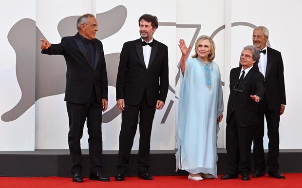 La exsecretaria de Estado estadounidense Hillary Clinton posa en el Festival de Venecia junto con el director del certamen, Alberto Barbera (i), el ministro italiano de Patrimonio Cultural, Dario Franceschini (2i), el ministro italiano de Administraciones Públicas, Renato Brunetta (2d), y el presidente italiano de la Bienal de Venecia, Roberto Cicutto.