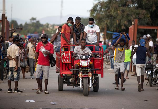 Haitianos cruzan hacia República Dominicana en el paso ubicado en Dajabón (República Dominicana). Foto de archivo. 