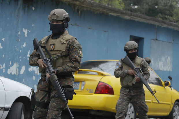 Militares hacen guardia en un punto de control en la Comunidad Iberia, hoy, en San Salvador, El Salvador.
