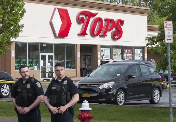Oficiales de policía en la escena de un tiroteo masivo en una tienda de Tops Friendly Market en Búfalo, Nueva York, EE.UU.