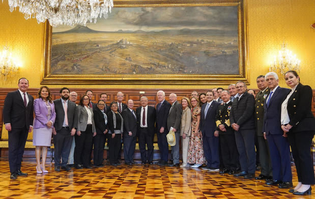 Fotografía cedida hoy, por la Presidencia que muestra la foto grupal tras la reunión del mandatario de México, Andrés Manuel López Obrador, con Legisladores e integrantes del Gobierno de Estados Unidos, en el Palacio Nacional de Ciudad de México (México).