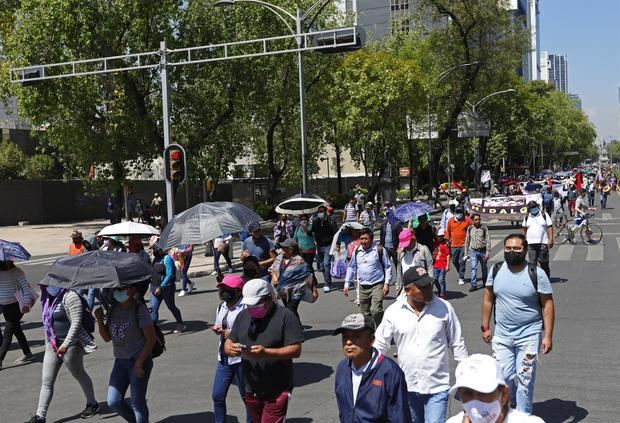 Docentes mexicanos marchan hoy para conmemorar el Día del Maestro, en Ciudad de México, México.
