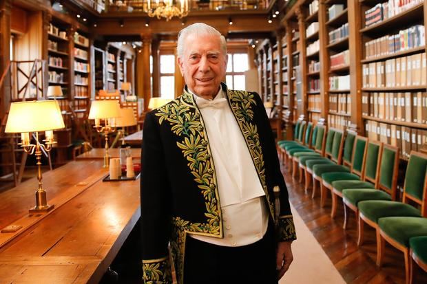 Mario Vargas Llosa posa para fotografías en la biblioteca del Instituto Francés en París este 9 de febrero vestido con el tradicional traje bordado con hojas de olivo.